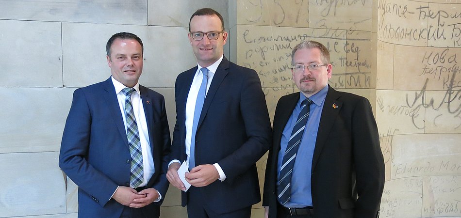  Im Gesprch ber die Rckzahlung von Gewerbesteuer: Oberbrgermeister Claudio Griese, Finanz-Staatssekretr Jens Spahn und CDU-Bundestagsabgeordneter Michael Vietz (v.l.n.r.) 
